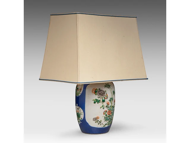A famille verte and blue ground 'flower garden' jar, 19thc, fixed with lamp mounts, total h 55,3 cm - afbeelding 8 van  8