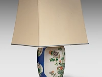 A famille verte and blue ground 'flower garden' jar, 19thc, fixed with lamp mounts, total h 55,3 cm - afbeelding 8 van  8