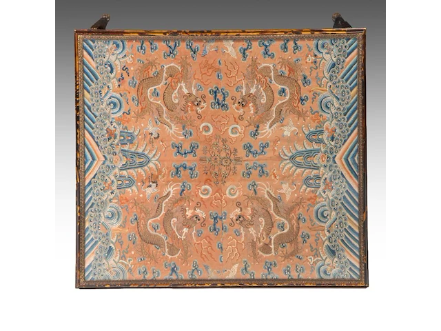 A fine art deco maison franck tortoiseshell bridge table, the top inlaid with a fine chinese silk and gold thread 'dragon' embroidery 76 x 80.5 x 70.5 cm. (29.92 x 31.69 x 27.76 in.) - afbeelding 2 van  6