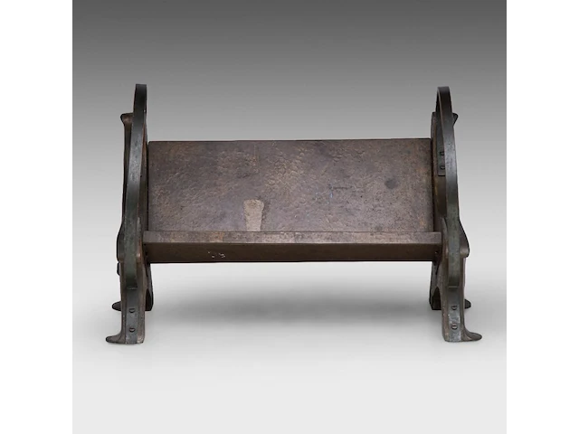 A fine art nouveau patinated bronze wine bottle holder, shaped as a garden bench 23.5 x 36 cm. (9 1/4 x 14.16 in.) - afbeelding 2 van  6