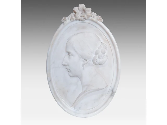 A fine basso-relievo carved carrara marble oval plaque with the profile portrait of a lady, ca. 1900 52 x 35 cm. (20.46 x 13.77 in.) - afbeelding 1 van  2