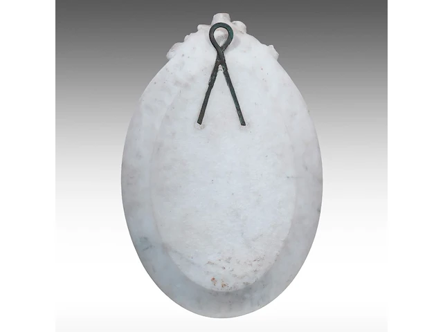 A fine basso-relievo carved carrara marble oval plaque with the profile portrait of a lady, ca. 1900 52 x 35 cm. (20.46 x 13.77 in.) - afbeelding 2 van  2