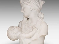 A fine carrara marble bust of a mother holding her child, signed 'lab. del bianco' 48 cm. (18.89 in.) - afbeelding 2 van  6
