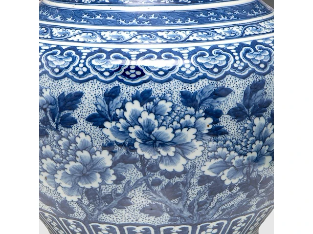 A fine chinese blue and white 'peony' hu vase, paired with dragon handles, late 18thc / begin 19thc, h 53 cm - afbeelding 2 van  12