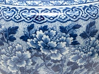 A fine chinese blue and white 'peony' hu vase, paired with dragon handles, late 18thc / begin 19thc, h 53 cm - afbeelding 2 van  12