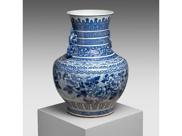 A fine chinese blue and white 'peony' hu vase, paired with dragon handles, late 18thc / begin 19thc, h 53 cm - afbeelding 3 van  12