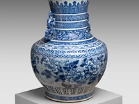 A fine chinese blue and white 'peony' hu vase, paired with dragon handles, late 18thc / begin 19thc, h 53 cm - afbeelding 3 van  12