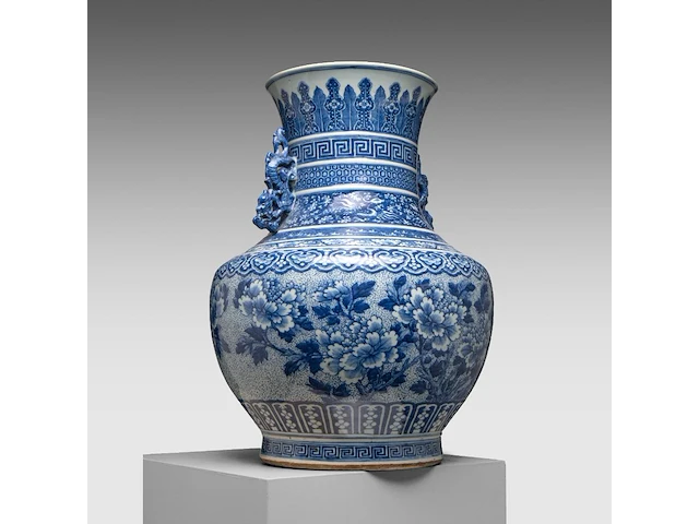 A fine chinese blue and white 'peony' hu vase, paired with dragon handles, late 18thc / begin 19thc, h 53 cm - afbeelding 4 van  12