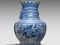 A fine chinese blue and white 'peony' hu vase, paired with dragon handles, late 18thc / begin 19thc, h 53 cm - afbeelding 4 van  12