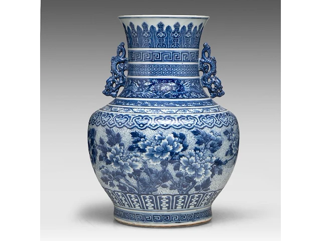 A fine chinese blue and white 'peony' hu vase, paired with dragon handles, late 18thc / begin 19thc, h 53 cm - afbeelding 1 van  12