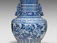 A fine chinese blue and white 'peony' hu vase, paired with dragon handles, late 18thc / begin 19thc, h 53 cm