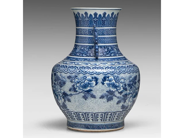 A fine chinese blue and white 'peony' hu vase, paired with dragon handles, late 18thc / begin 19thc, h 53 cm - afbeelding 5 van  12