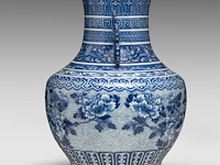 A fine chinese blue and white 'peony' hu vase, paired with dragon handles, late 18thc / begin 19thc, h 53 cm - afbeelding 5 van  12