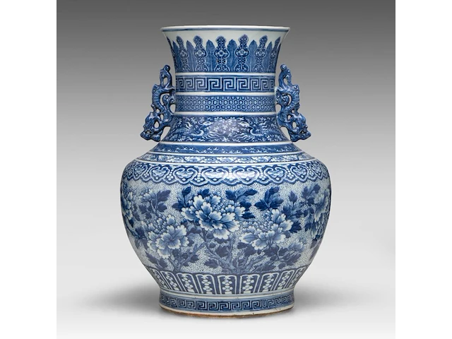 A fine chinese blue and white 'peony' hu vase, paired with dragon handles, late 18thc / begin 19thc, h 53 cm - afbeelding 6 van  12