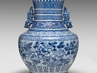 A fine chinese blue and white 'peony' hu vase, paired with dragon handles, late 18thc / begin 19thc, h 53 cm - afbeelding 6 van  12