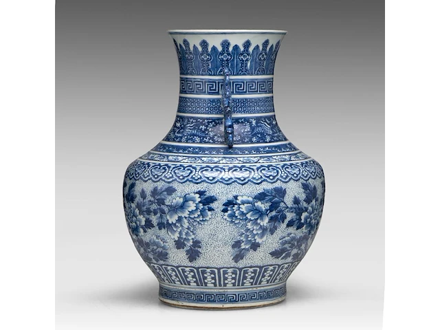 A fine chinese blue and white 'peony' hu vase, paired with dragon handles, late 18thc / begin 19thc, h 53 cm - afbeelding 7 van  12