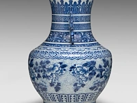 A fine chinese blue and white 'peony' hu vase, paired with dragon handles, late 18thc / begin 19thc, h 53 cm - afbeelding 7 van  12