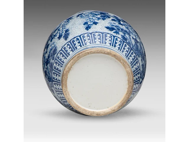 A fine chinese blue and white 'peony' hu vase, paired with dragon handles, late 18thc / begin 19thc, h 53 cm - afbeelding 9 van  12