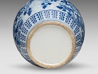 A fine chinese blue and white 'peony' hu vase, paired with dragon handles, late 18thc / begin 19thc, h 53 cm - afbeelding 9 van  12