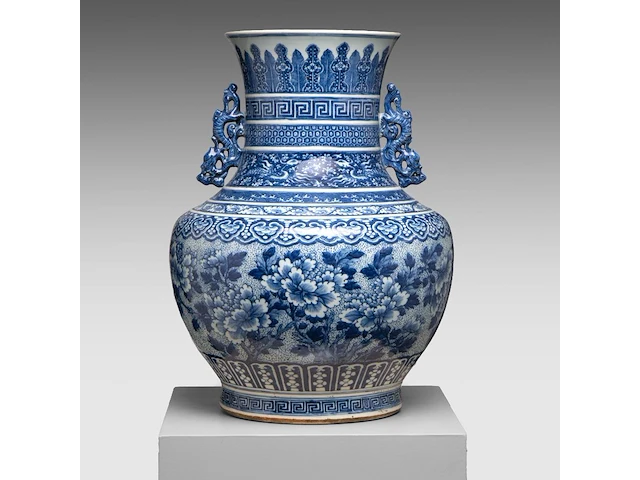 A fine chinese blue and white 'peony' hu vase, paired with dragon handles, late 18thc / begin 19thc, h 53 cm - afbeelding 10 van  12