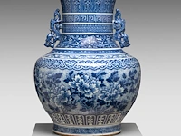 A fine chinese blue and white 'peony' hu vase, paired with dragon handles, late 18thc / begin 19thc, h 53 cm - afbeelding 10 van  12