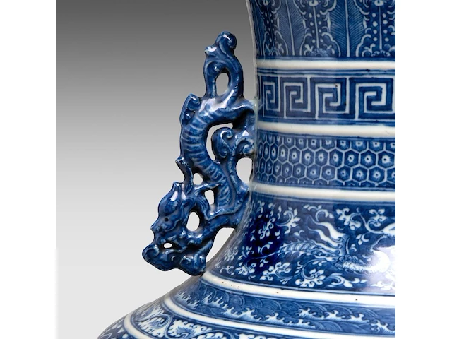 A fine chinese blue and white 'peony' hu vase, paired with dragon handles, late 18thc / begin 19thc, h 53 cm - afbeelding 11 van  12