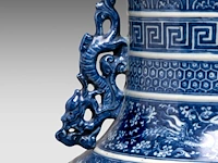 A fine chinese blue and white 'peony' hu vase, paired with dragon handles, late 18thc / begin 19thc, h 53 cm - afbeelding 11 van  12