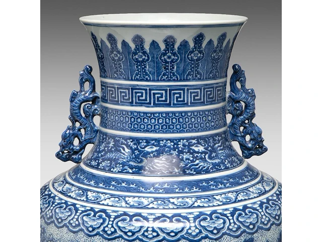 A fine chinese blue and white 'peony' hu vase, paired with dragon handles, late 18thc / begin 19thc, h 53 cm - afbeelding 12 van  12