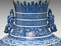 A fine chinese blue and white 'peony' hu vase, paired with dragon handles, late 18thc / begin 19thc, h 53 cm - afbeelding 12 van  12