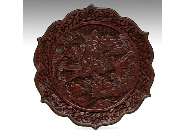 A fine chinese carved cinnabar lacquer 'figures in a mountainous landscape' bracket rim plate, with a qianlong mark, 18thc/19thc, ø 20,5 cm - afbeelding 1 van  3