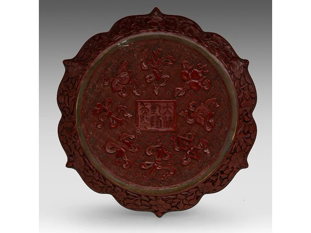 A fine chinese carved cinnabar lacquer 'figures in a mountainous landscape' bracket rim plate, with a qianlong mark, 18thc/19thc, ø 20,5 cm - afbeelding 2 van  3