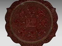 A fine chinese carved cinnabar lacquer 'figures in a mountainous landscape' bracket rim plate, with a qianlong mark, 18thc/19thc, ø 20,5 cm - afbeelding 2 van  3