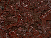 A fine chinese carved cinnabar lacquer 'figures in a mountainous landscape' bracket rim plate, with a qianlong mark, 18thc/19thc, ø 20,5 cm - afbeelding 3 van  3