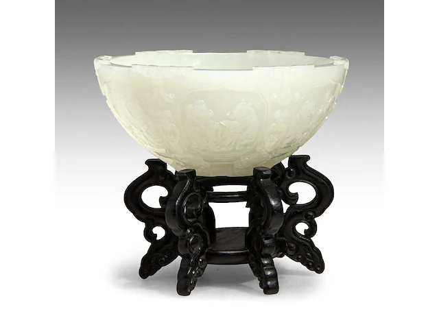A fine chinese carved white jade 'twelve zodiac' bowl, late qing/ republic period, fitted on a wooden stand, total h 9 cm - afbeelding 1 van  7