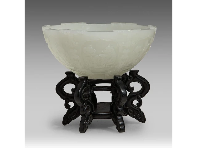 A fine chinese carved white jade 'twelve zodiac' bowl, late qing/ republic period, fitted on a wooden stand, total h 9 cm - afbeelding 2 van  7
