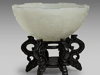 A fine chinese carved white jade 'twelve zodiac' bowl, late qing/ republic period, fitted on a wooden stand, total h 9 cm - afbeelding 2 van  7