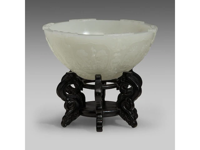 A fine chinese carved white jade 'twelve zodiac' bowl, late qing/ republic period, fitted on a wooden stand, total h 9 cm - afbeelding 3 van  7