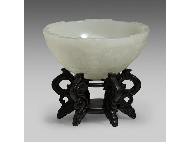 A fine chinese carved white jade 'twelve zodiac' bowl, late qing/ republic period, fitted on a wooden stand, total h 9 cm - afbeelding 4 van  7