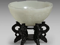 A fine chinese carved white jade 'twelve zodiac' bowl, late qing/ republic period, fitted on a wooden stand, total h 9 cm - afbeelding 4 van  7