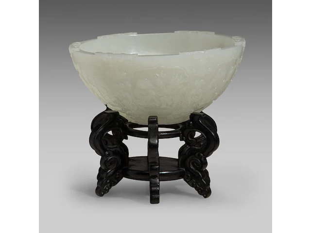 A fine chinese carved white jade 'twelve zodiac' bowl, late qing/ republic period, fitted on a wooden stand, total h 9 cm - afbeelding 5 van  7