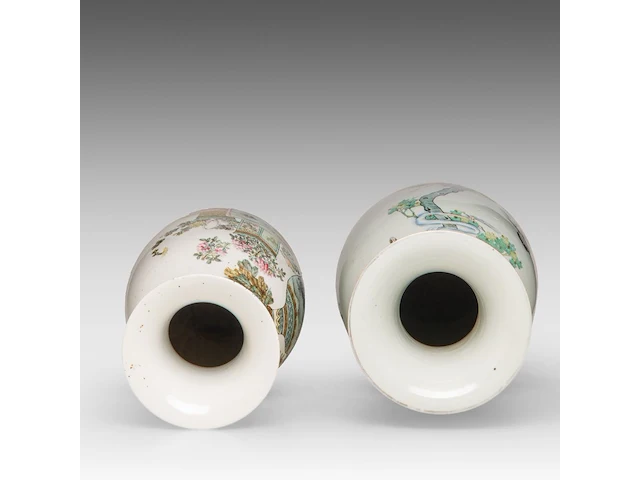 A fine chinese famille rose, and a qianjiangcai vase, both signed at the back, one paired with lingzhi handles, republic period, h 45 - 58,5 cm - afbeelding 5 van  6