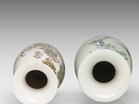 A fine chinese famille rose, and a qianjiangcai vase, both signed at the back, one paired with lingzhi handles, republic period, h 45 - 58,5 cm - afbeelding 5 van  6