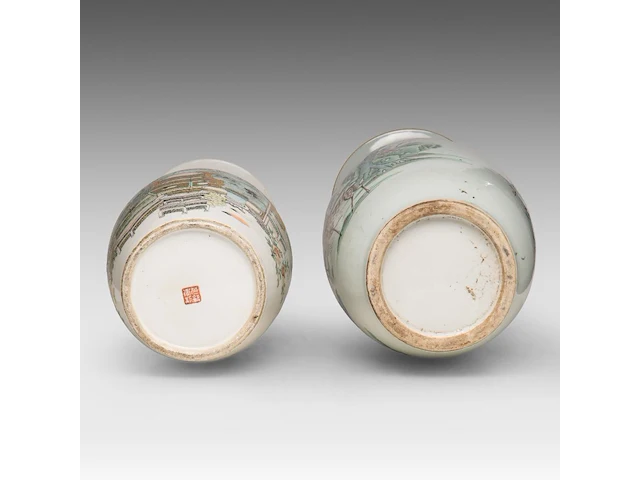 A fine chinese famille rose, and a qianjiangcai vase, both signed at the back, one paired with lingzhi handles, republic period, h 45 - 58,5 cm - afbeelding 6 van  6