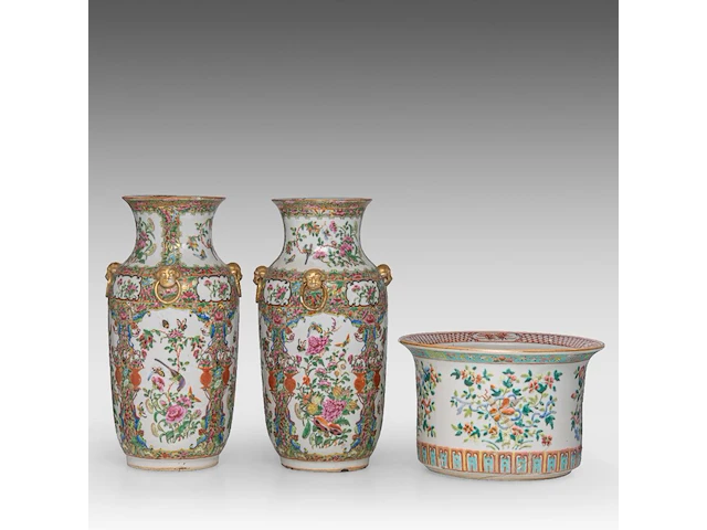 A fine chinese famille rose 'auspicious emblems' planter and a pair of canton rose vases, 19thc, tallest h 37,5 cm - afbeelding 1 van  6