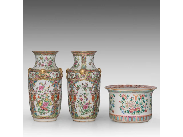 A fine chinese famille rose 'auspicious emblems' planter and a pair of canton rose vases, 19thc, tallest h 37,5 cm - afbeelding 2 van  6