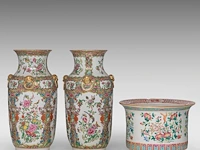 A fine chinese famille rose 'auspicious emblems' planter and a pair of canton rose vases, 19thc, tallest h 37,5 cm - afbeelding 2 van  6