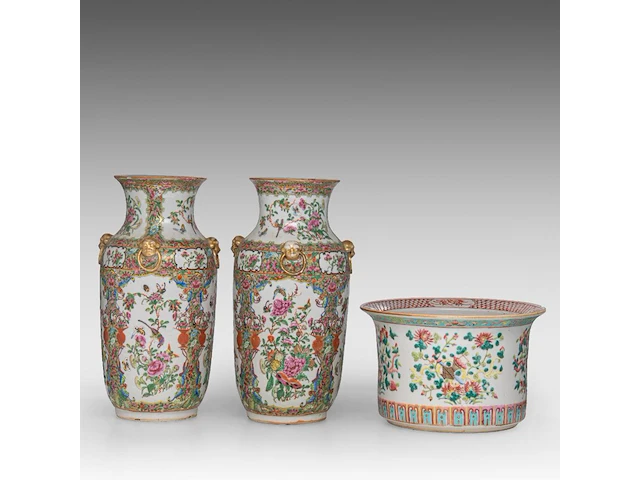 A fine chinese famille rose 'auspicious emblems' planter and a pair of canton rose vases, 19thc, tallest h 37,5 cm - afbeelding 3 van  6