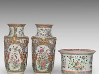 A fine chinese famille rose 'auspicious emblems' planter and a pair of canton rose vases, 19thc, tallest h 37,5 cm - afbeelding 3 van  6