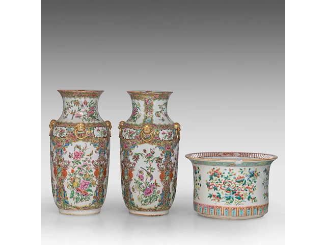 A fine chinese famille rose 'auspicious emblems' planter and a pair of canton rose vases, 19thc, tallest h 37,5 cm - afbeelding 4 van  6