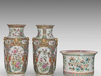 A fine chinese famille rose 'auspicious emblems' planter and a pair of canton rose vases, 19thc, tallest h 37,5 cm - afbeelding 4 van  6